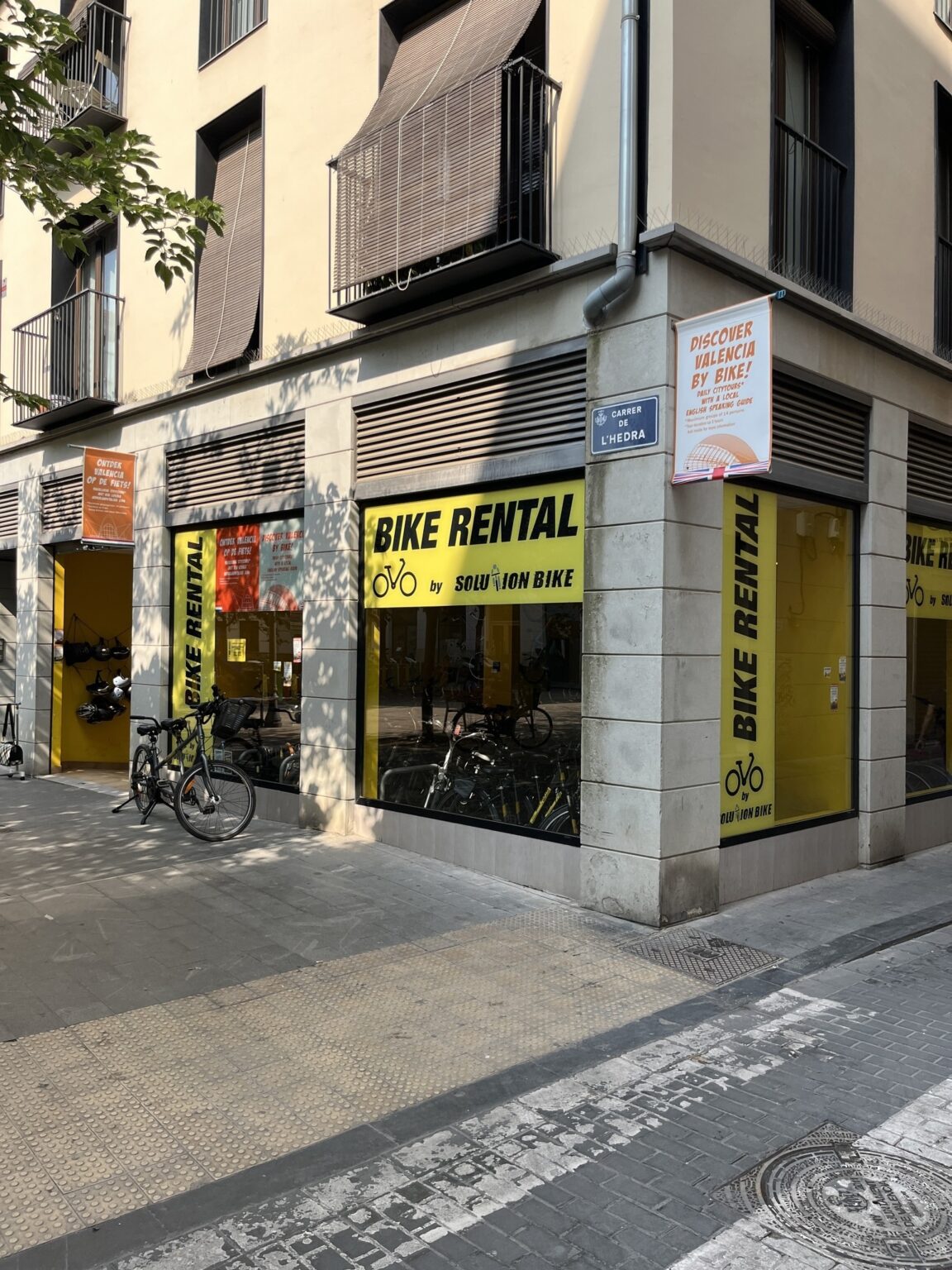 Bicicletas de alquiler con mapas y recomendaciones locales en Valencia
